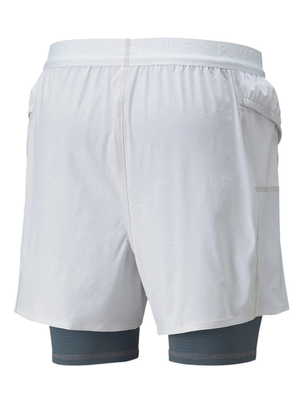 Shorts deportivos PUMA 2 en 1 en color blanco y gris oscuro.