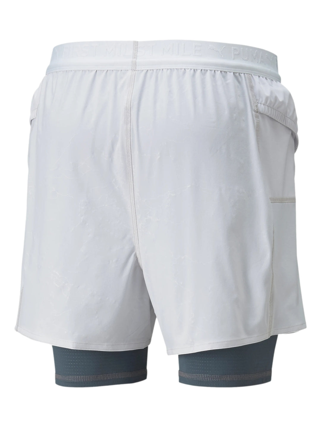 Shorts deportivos PUMA 2 en 1 en color blanco y gris oscuro.