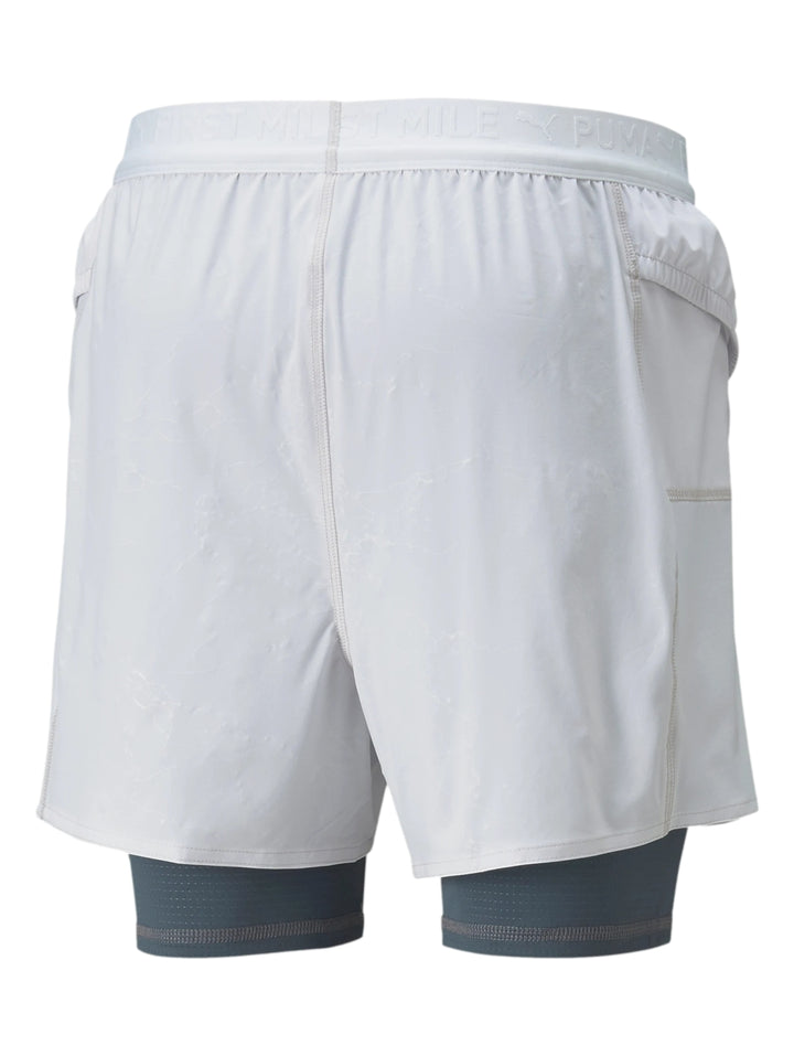 Shorts deportivos PUMA 2 en 1 en color blanco y gris oscuro.