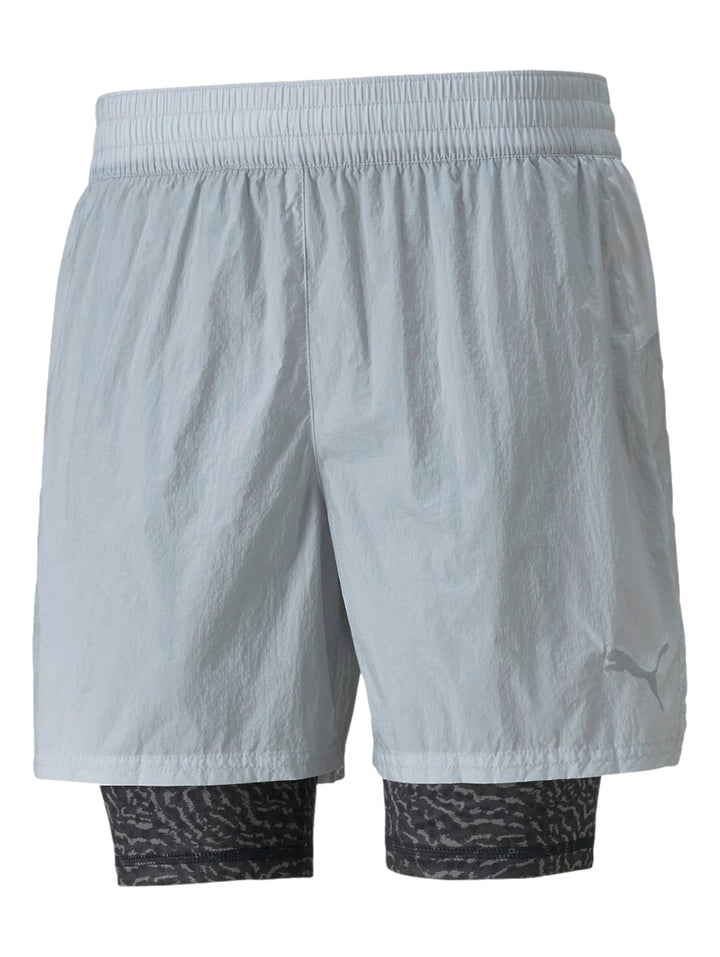 Pantalones cortos deportivos PUMA RUN FSTR 2IN1 color Harbor Mist con forro interior oscuro.