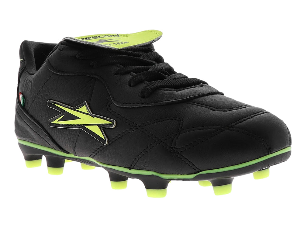 Zapato de fútbol color negro con suela y detalles en amarillo neón.