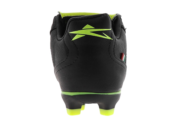 Zapato de fútbol color negro con suela y detalles en amarillo neón.