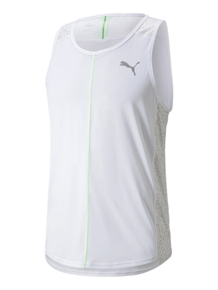 Hombre vistiendo camiseta deportiva PUMA blanca sin mangas con detalle en verde neón y shorts blancos.
