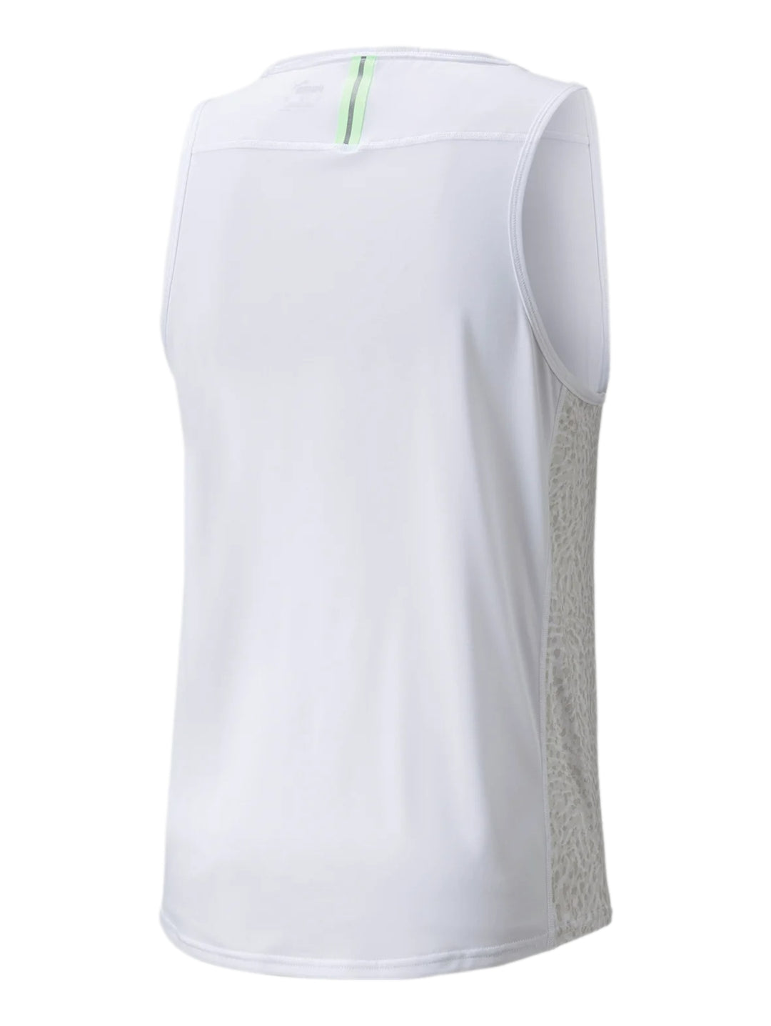Hombre vistiendo camiseta deportiva PUMA blanca sin mangas con detalle en verde neón y shorts blancos.