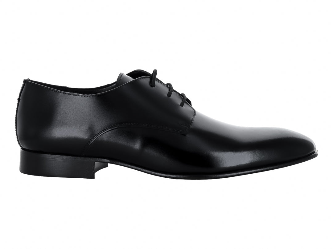 Zapato formal para hombre en color negro con cordones y acabado brillante.