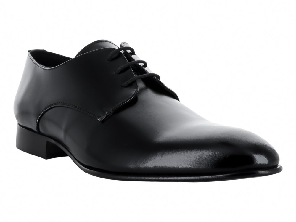 Zapato formal para hombre en color negro con cordones y acabado brillante.