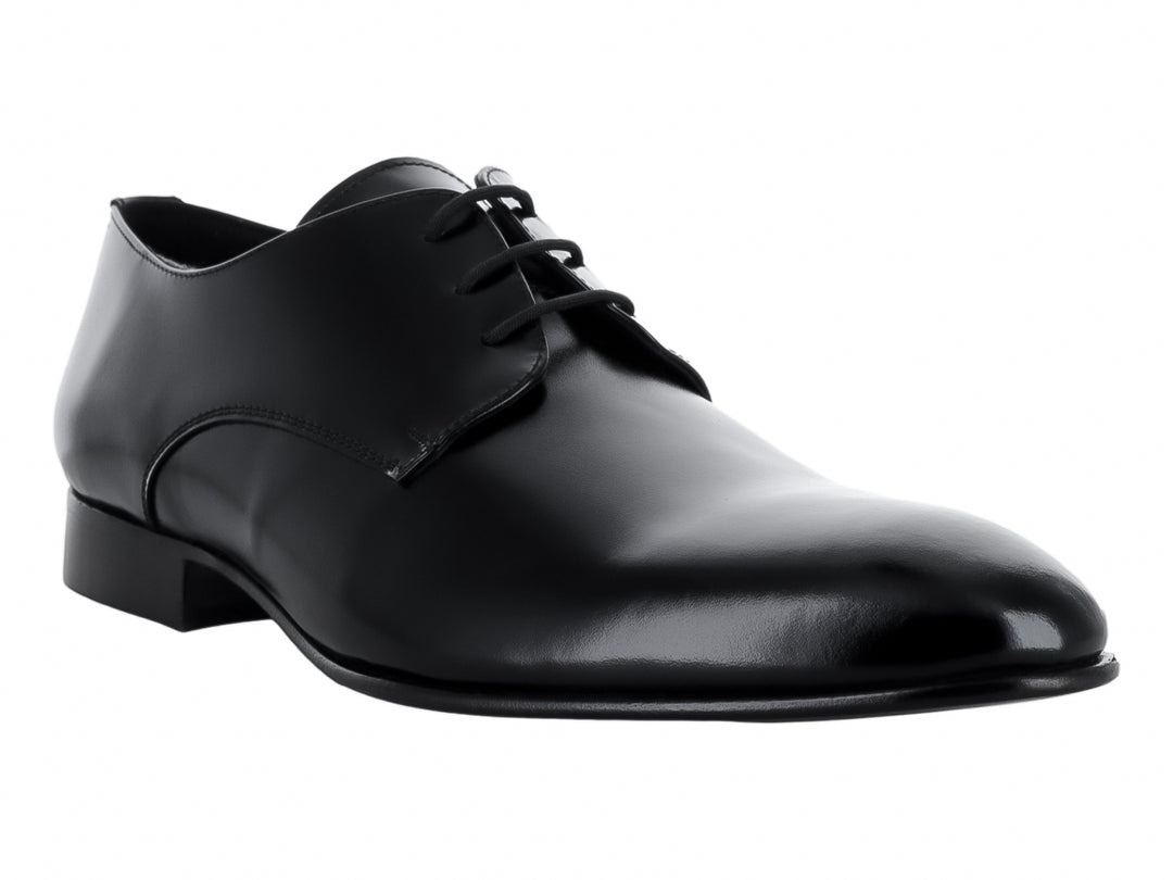 Zapato formal para hombre en color negro con cordones y acabado brillante.