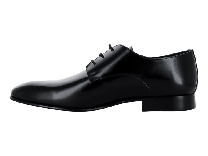 Zapato formal para hombre en color negro con cordones y acabado brillante.
