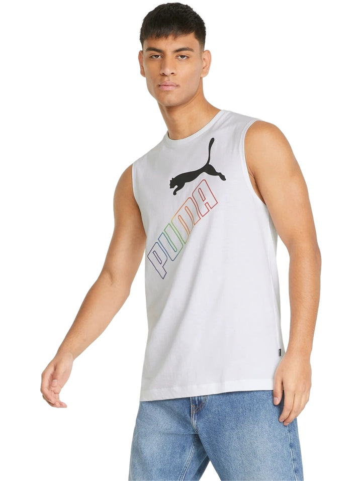 Hombre vistiendo camiseta sin mangas PUMA color blanco con logotipo negro y letras en colores del arcoíris.