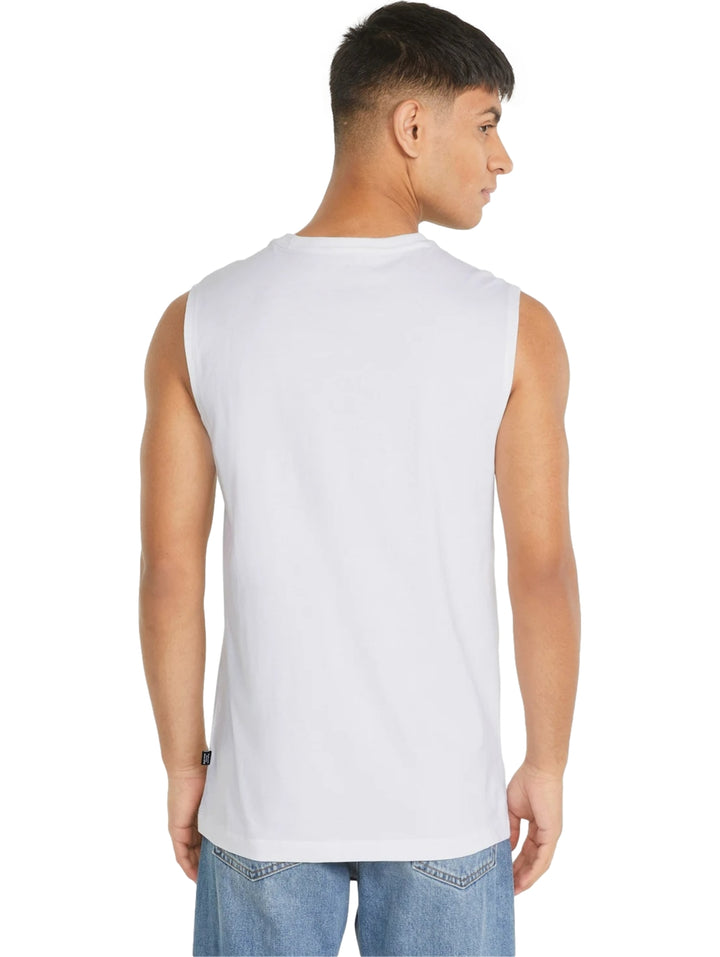 Hombre vistiendo camiseta sin mangas PUMA color blanco con logotipo negro y letras en colores del arcoíris.