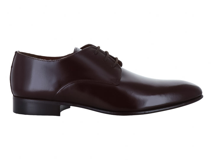 Zapato formal de cuero color café oscuro con cordones y acabado brillante.