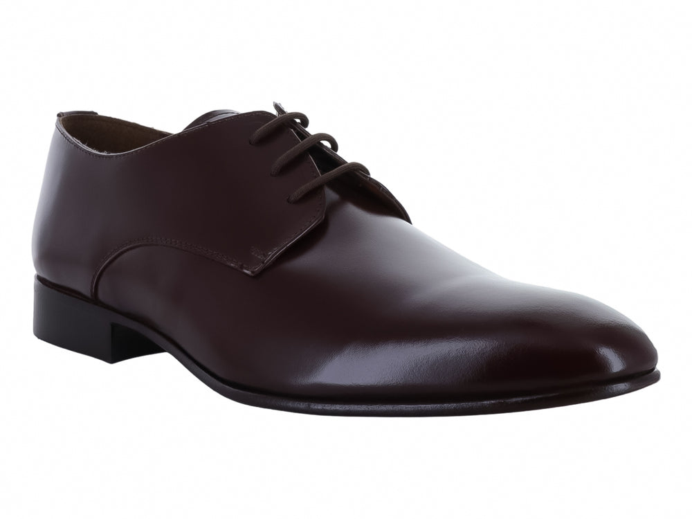 Zapato formal de cuero color café oscuro con cordones y acabado brillante.