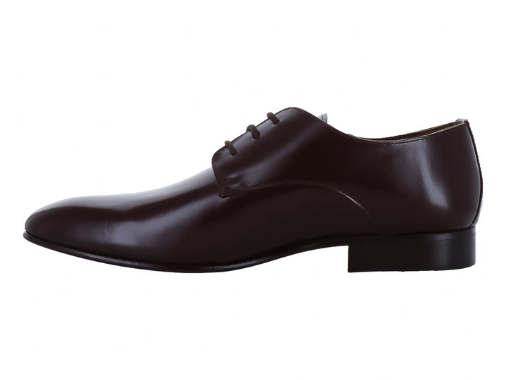 Zapato formal de cuero color café oscuro con cordones y acabado brillante.