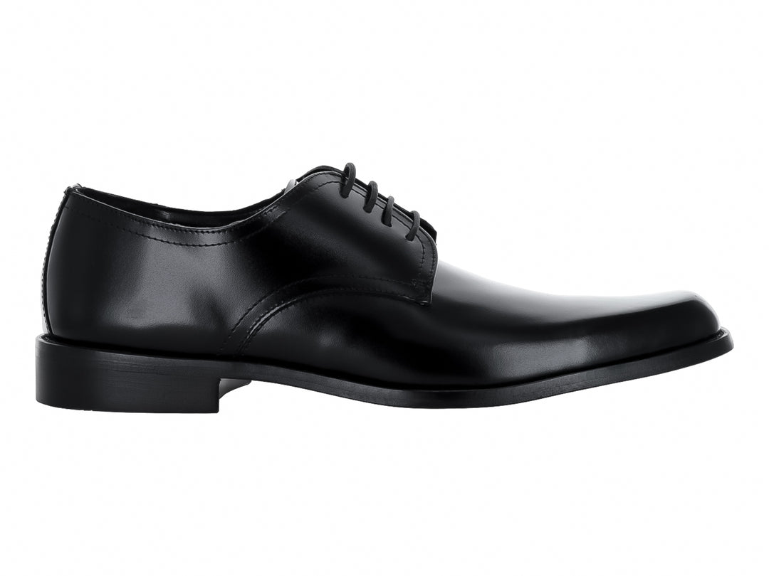 Zapato formal para hombre de color negro, material brillante con agujetas y suela plana.