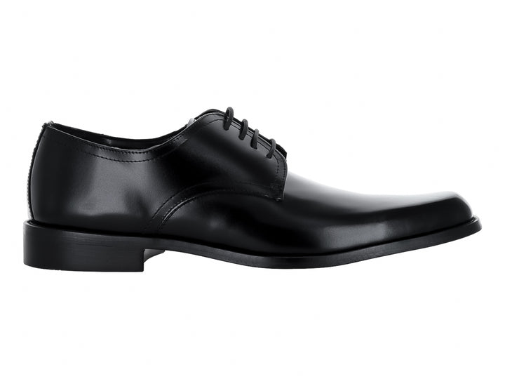 Zapato formal para hombre de color negro, material brillante con agujetas y suela plana.