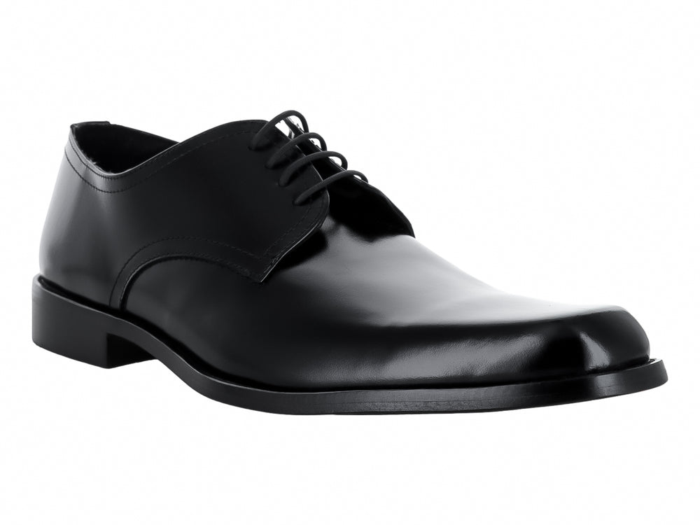 Zapato formal para hombre de color negro, material brillante con agujetas y suela plana.