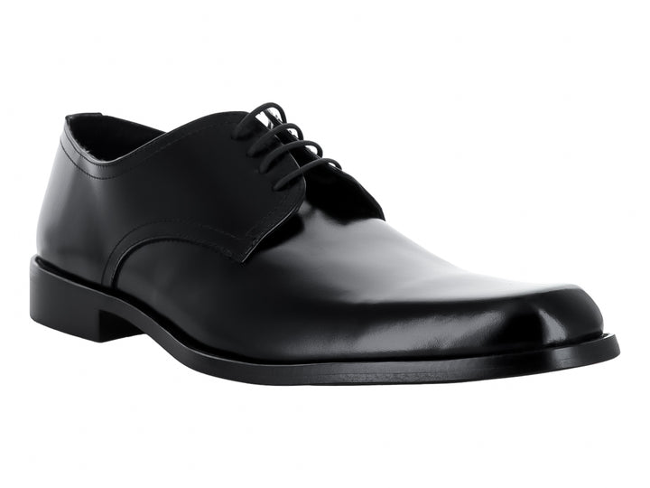 Zapato formal para hombre de color negro, material brillante con agujetas y suela plana.