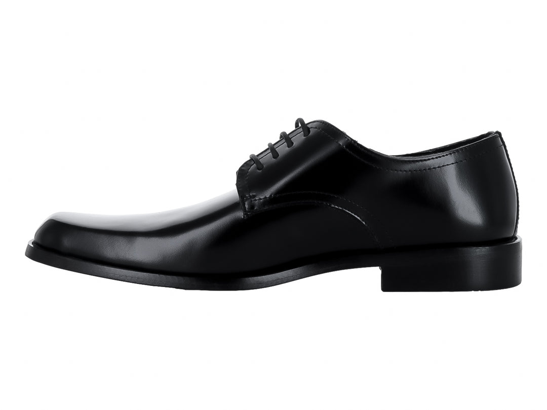 Zapato formal para hombre de color negro, material brillante con agujetas y suela plana.