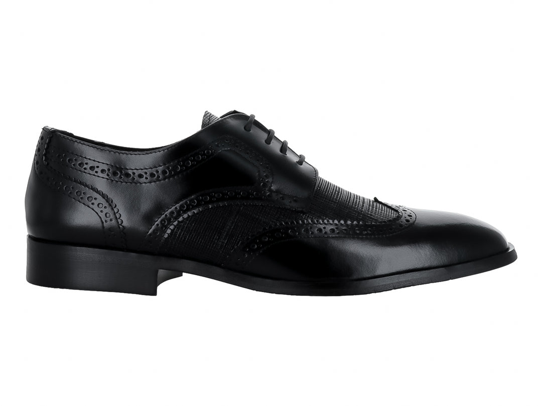 Zapato formal negro de cuero con cordones y detalles perforados estilo brogue.