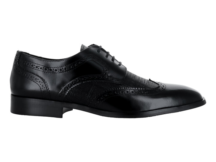Zapato formal negro de cuero con cordones y detalles perforados estilo brogue.
