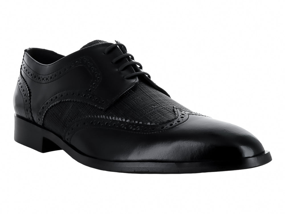 Zapato formal negro de cuero con cordones y detalles perforados estilo brogue.