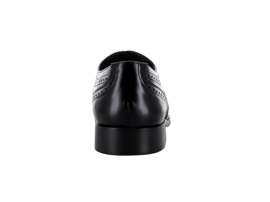 Zapato formal negro de cuero con cordones y detalles perforados estilo brogue.