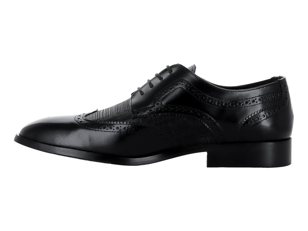 Zapato formal negro de cuero con cordones y detalles perforados estilo brogue.