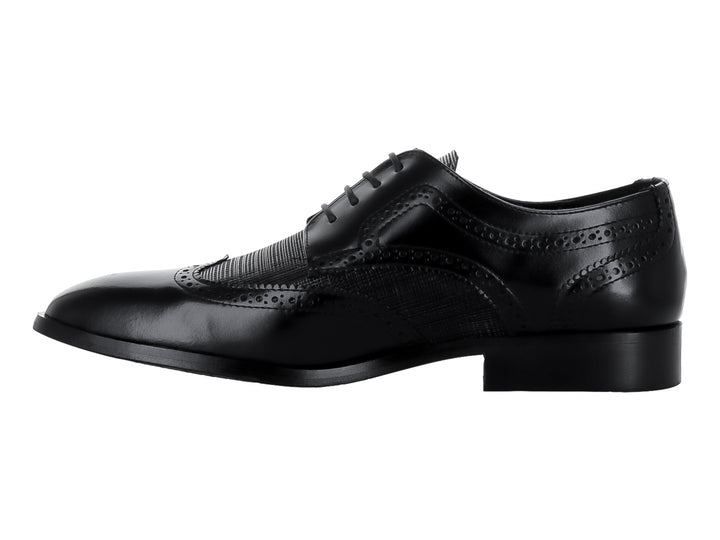 Zapato formal negro de cuero con cordones y detalles perforados estilo brogue.