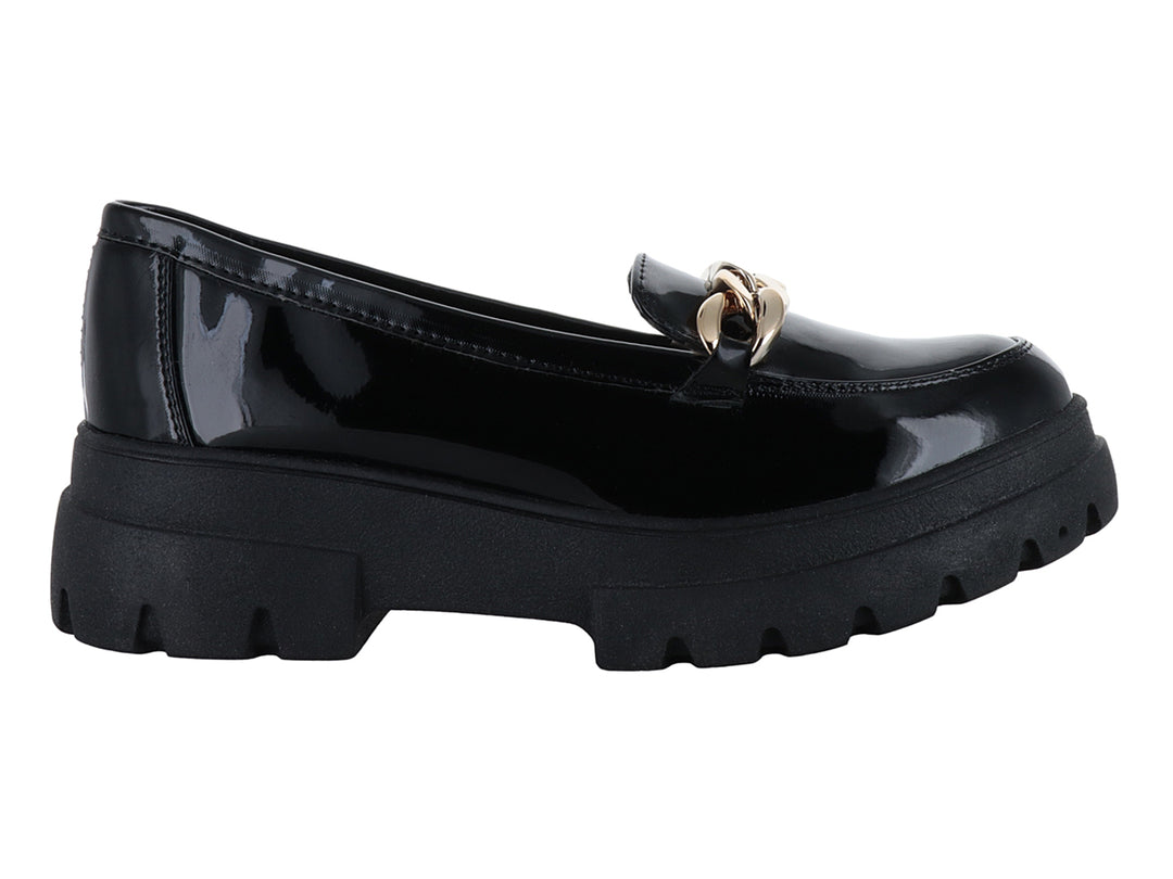 Mocasín negro de charol con suela track gruesa y detalle de cadena dorada.