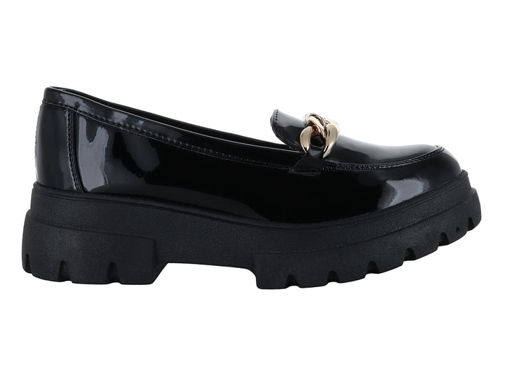 Mocasín negro de charol con suela track gruesa y detalle de cadena dorada.