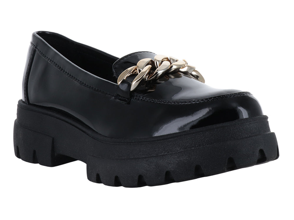 Mocasín negro de charol con suela track gruesa y detalle de cadena dorada.