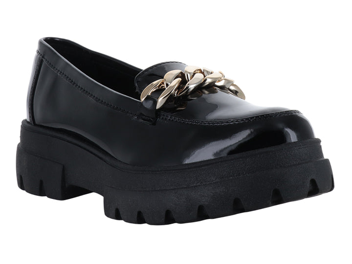 Mocasín negro de charol con suela track gruesa y detalle de cadena dorada.
