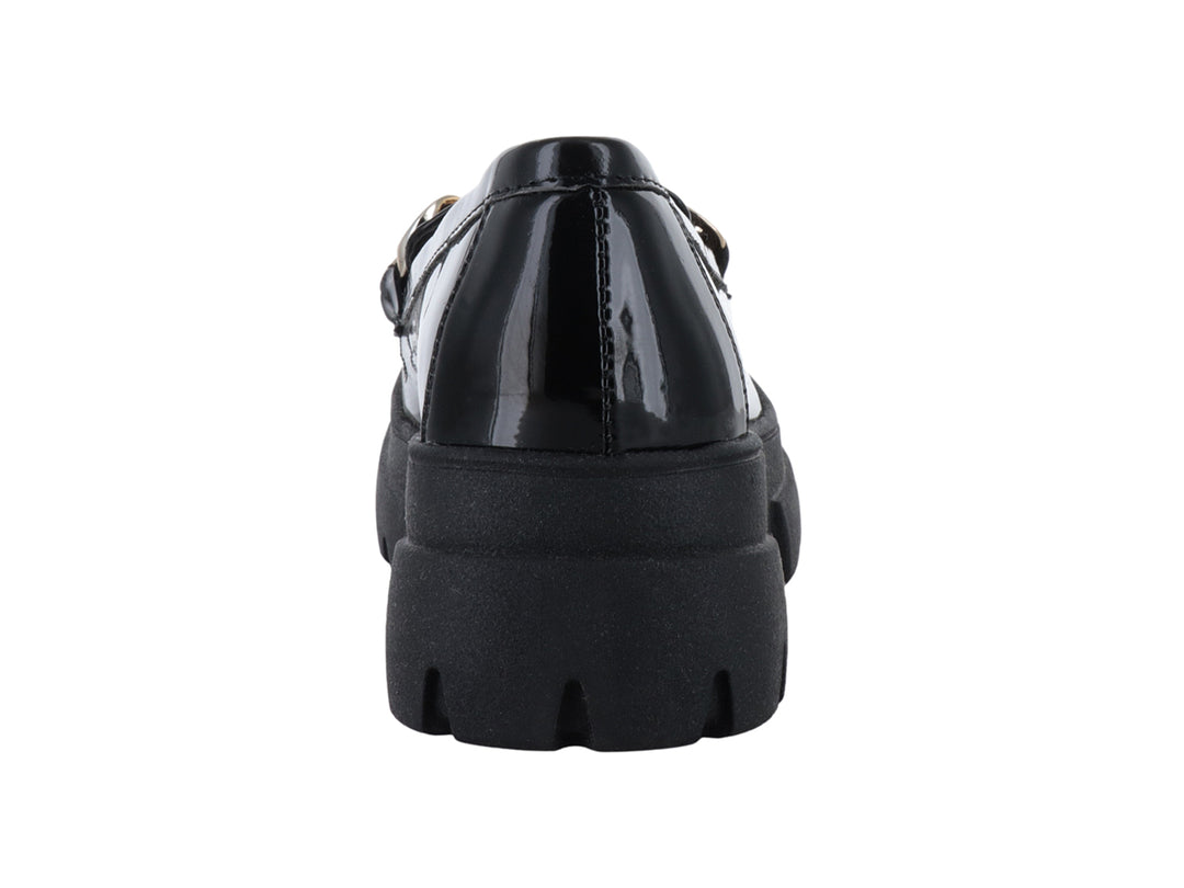 Mocasín negro de charol con suela track gruesa y detalle de cadena dorada.