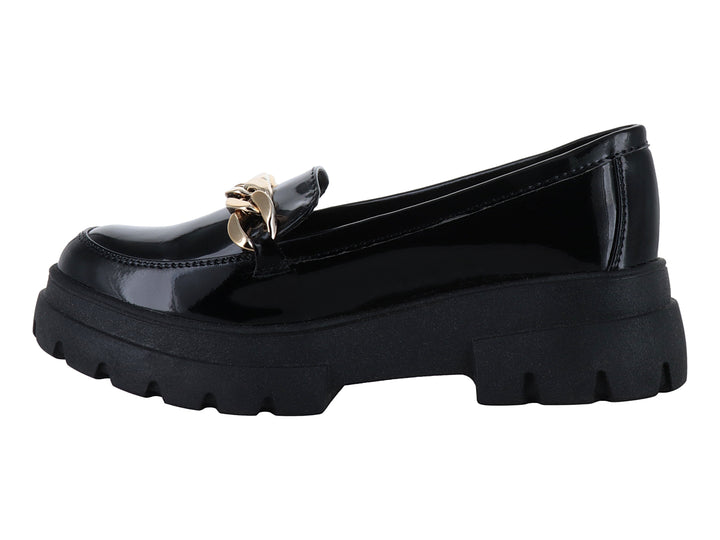 Mocasín negro de charol con suela track gruesa y detalle de cadena dorada.