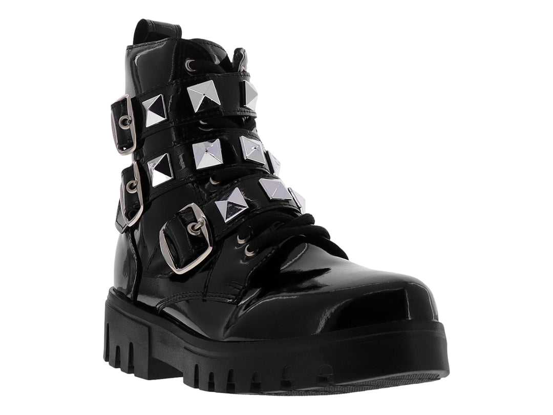 Botas de charol negro con plataforma, adornadas con hebillas y estoperoles plateados.