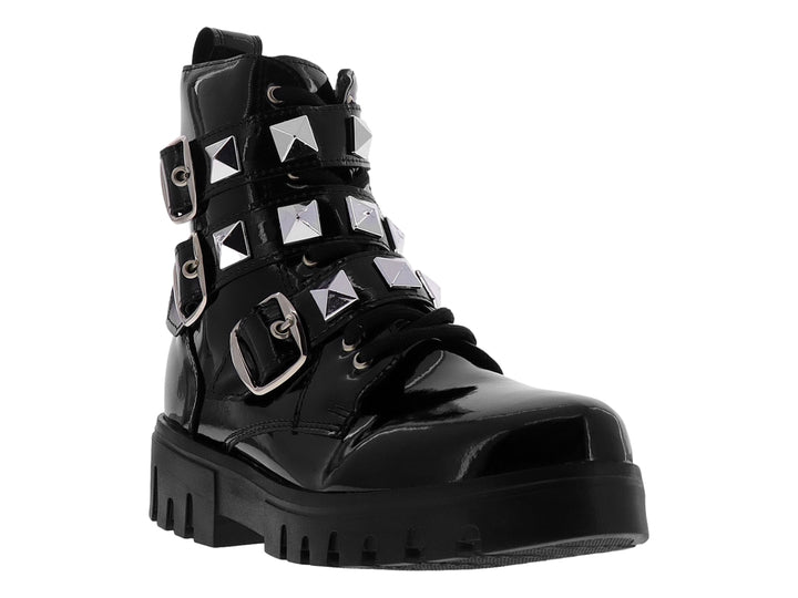 Botas de charol negro con plataforma, adornadas con hebillas y estoperoles plateados.