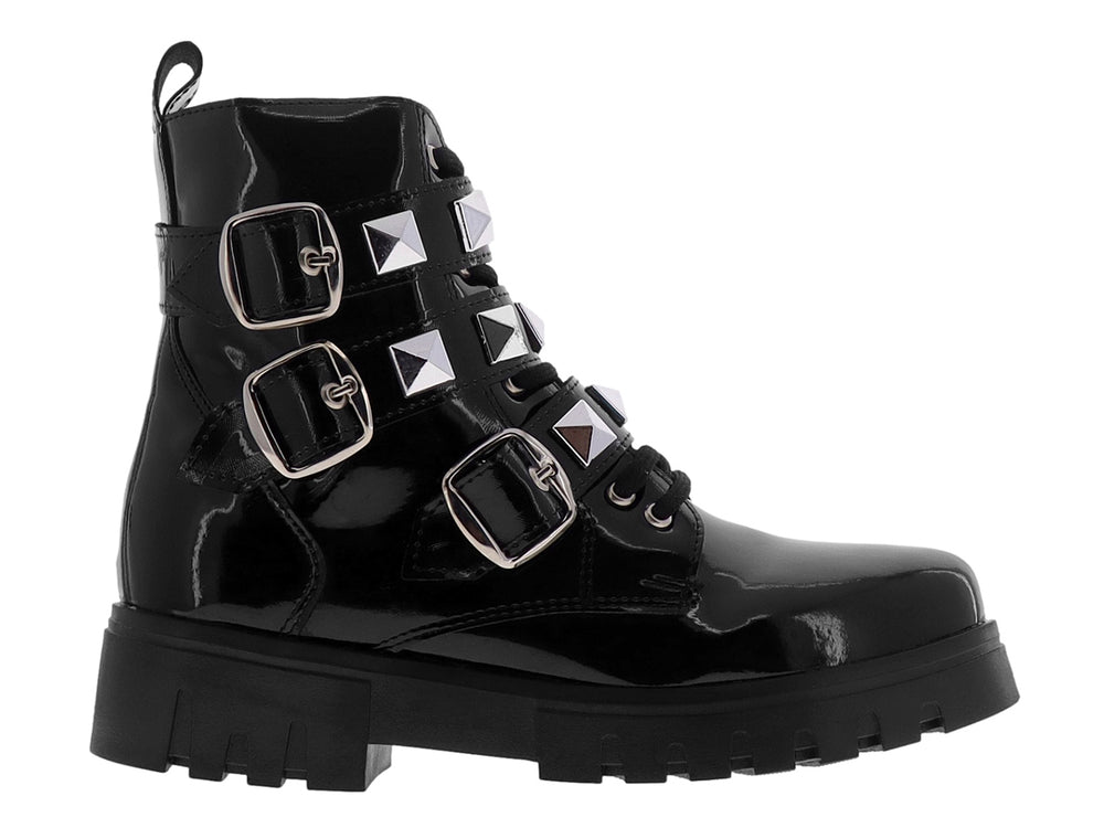 Botas de charol negro con plataforma, adornadas con hebillas y estoperoles plateados.