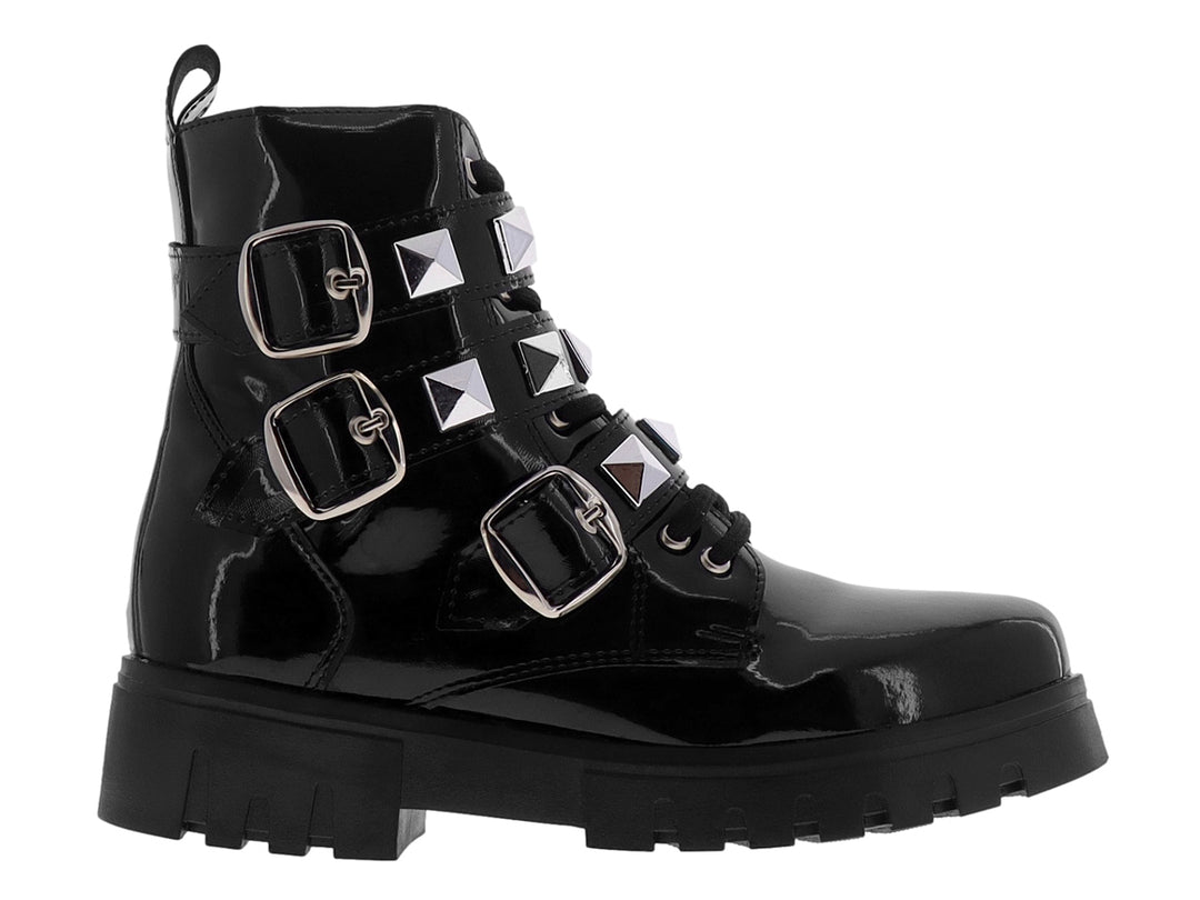 Botas de charol negro con plataforma, adornadas con hebillas y estoperoles plateados.