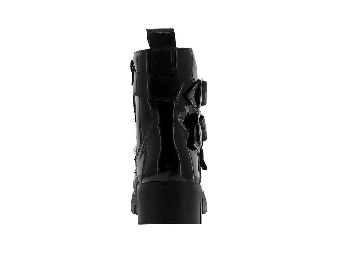 Botas de charol negro con plataforma, adornadas con hebillas y estoperoles plateados.