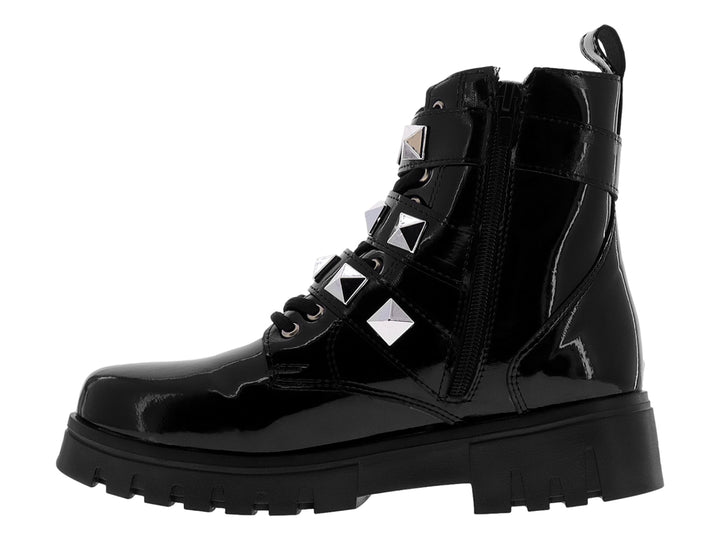 Botas de charol negro con plataforma, adornadas con hebillas y estoperoles plateados.