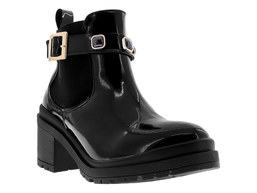 Bota negra de charol con tacón cuadrado y correa decorativa con hebilla dorada.