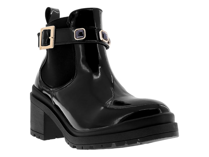 Bota negra de charol con tacón cuadrado y correa decorativa con hebilla dorada.