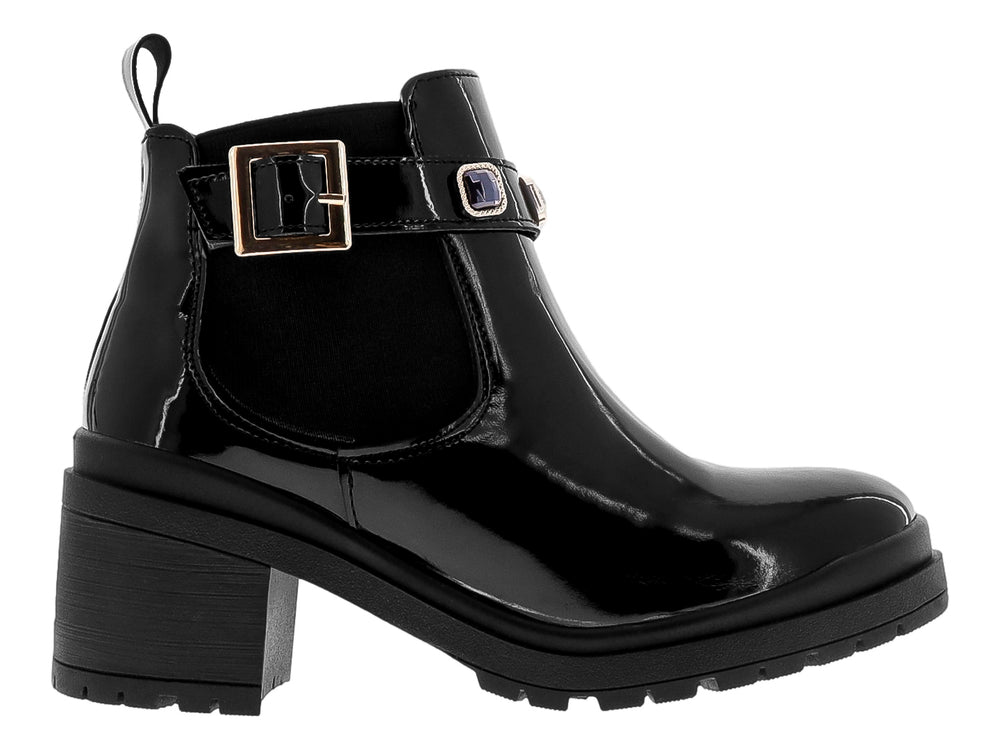 Bota negra de charol con tacón cuadrado y correa decorativa con hebilla dorada.