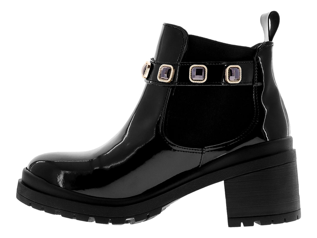 Bota negra de charol con tacón cuadrado y correa decorativa con hebilla dorada.