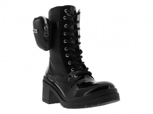 Bota de charol negro con plataforma, agujetas y un pequeño bolsillo lateral con cierre.