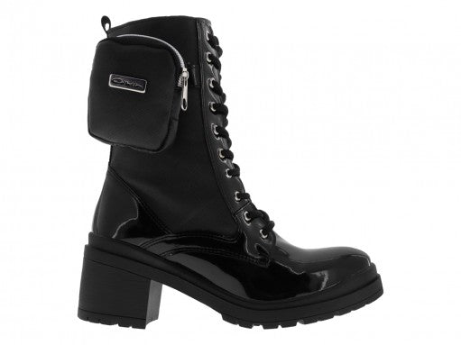 Bota de charol negro con plataforma, agujetas y un pequeño bolsillo lateral con cierre.