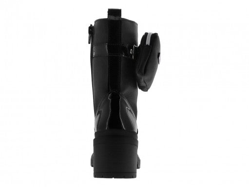 Bota de charol negro con plataforma, agujetas y un pequeño bolsillo lateral con cierre.