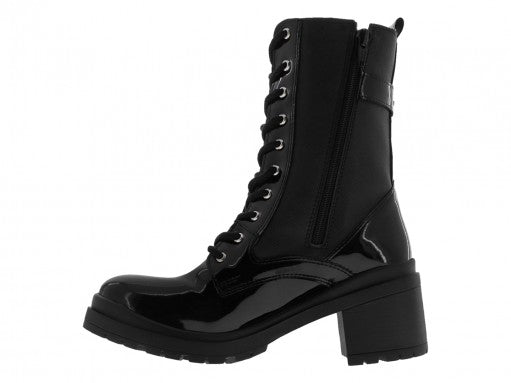 Bota de charol negro con plataforma, agujetas y un pequeño bolsillo lateral con cierre.