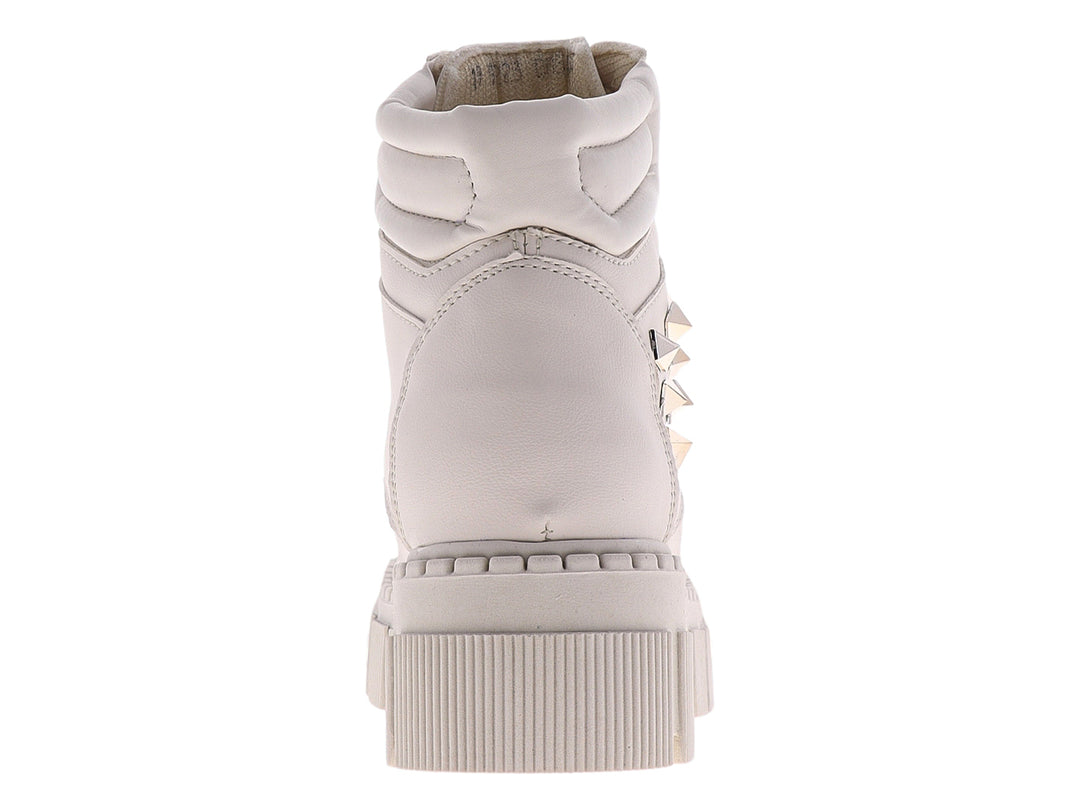 Bota Kassandra color latte con plataforma alta, suela dentada y detalles de estoperoles dorados laterales.