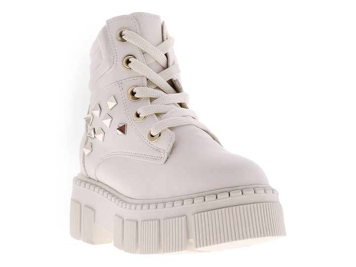 Bota color latte con suela de plataforma gruesa y detalles de tachuelas doradas laterales.